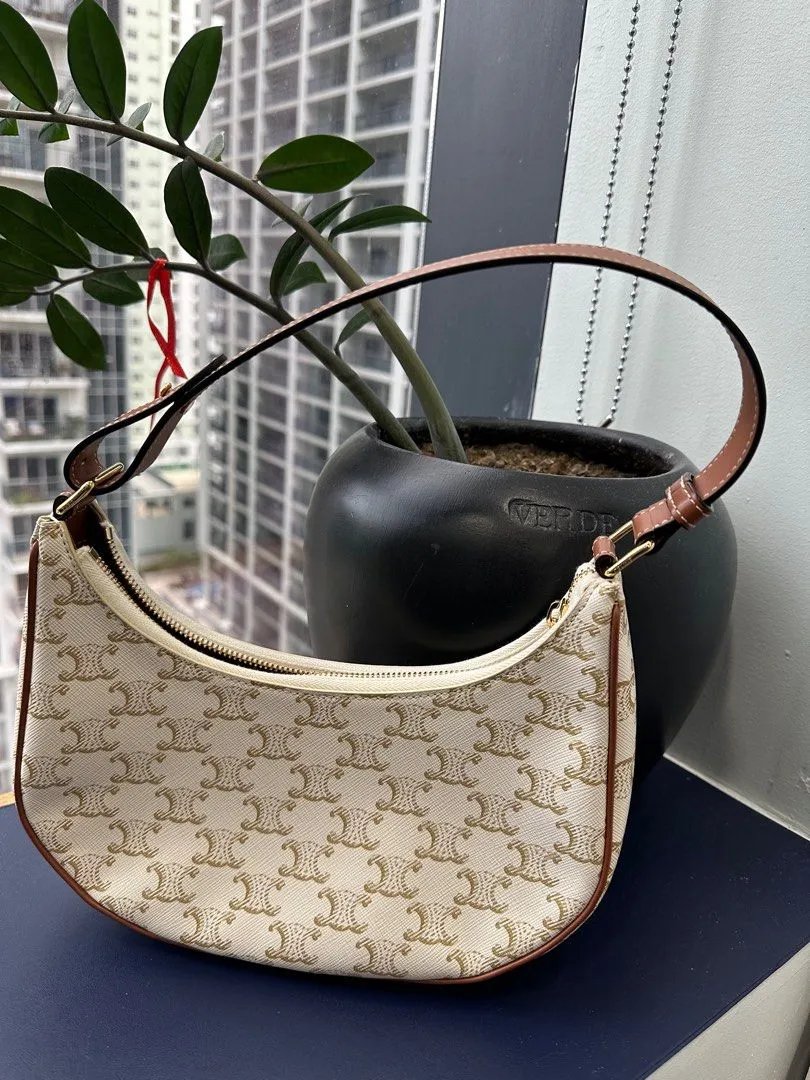 <b>CELINE </b> <br>Ava Triomphe