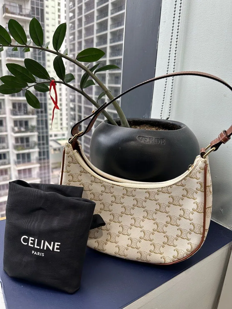 <b>CELINE </b> <br>Ava Triomphe